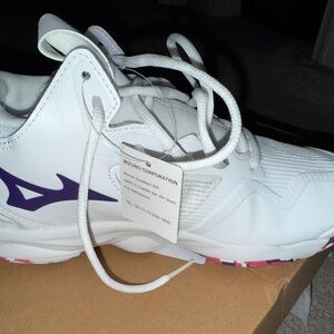 BNWT Mizuno Wave Momentum 3 Mid